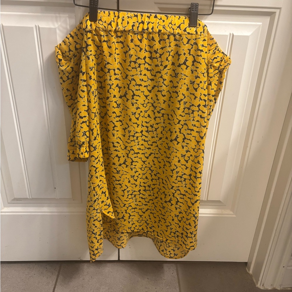 Michael Kors Yellow and Black Patterned Women's off the shoulder top